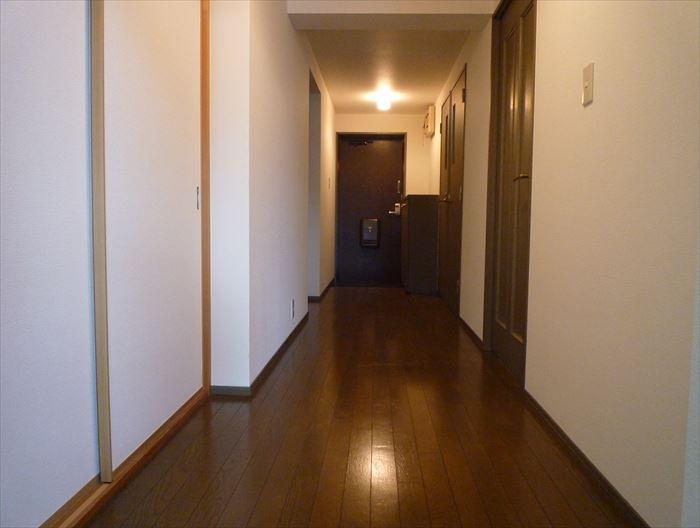 Other introspection. Corridor with a width that connects the LDK and the entrance