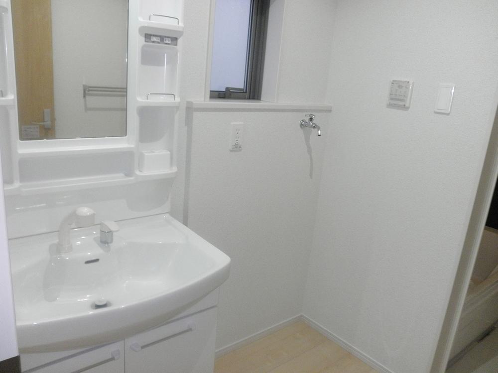 Wash basin, toilet. Toiletries: December 2013 shooting
