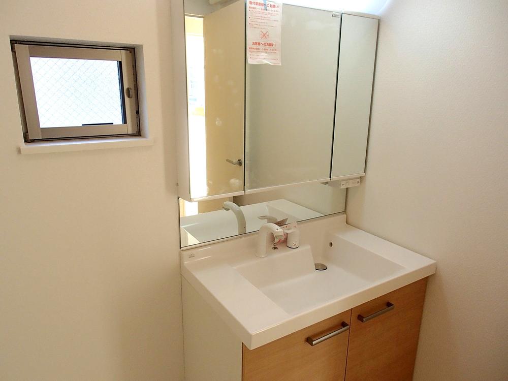 Wash basin, toilet. Building D room