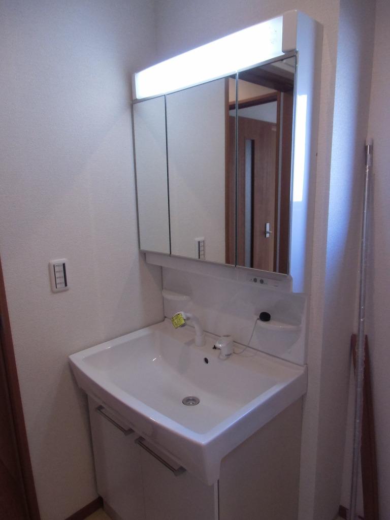 Wash basin, toilet. 2013.10.21 shooting 