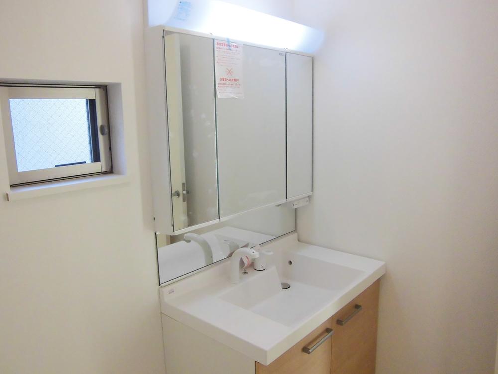 Wash basin, toilet. Building D vanity Wide 90cm, Three-sided mirror shower dresser