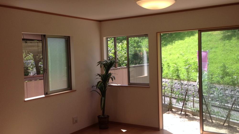 Same specifications photos (living). It will be similar to a reference image. Living between Kuchihiro is a wide space To the entire light.