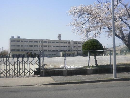 Primary school. 5 minutes 400m walk from the Municipal Kashiwabara Elementary School