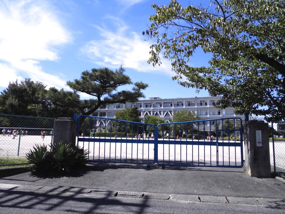 Primary school. 450m to Yahata elementary school