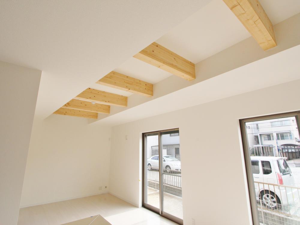 Living. Indoor (11 May 2013) Shooting Stylish beams show ceiling
