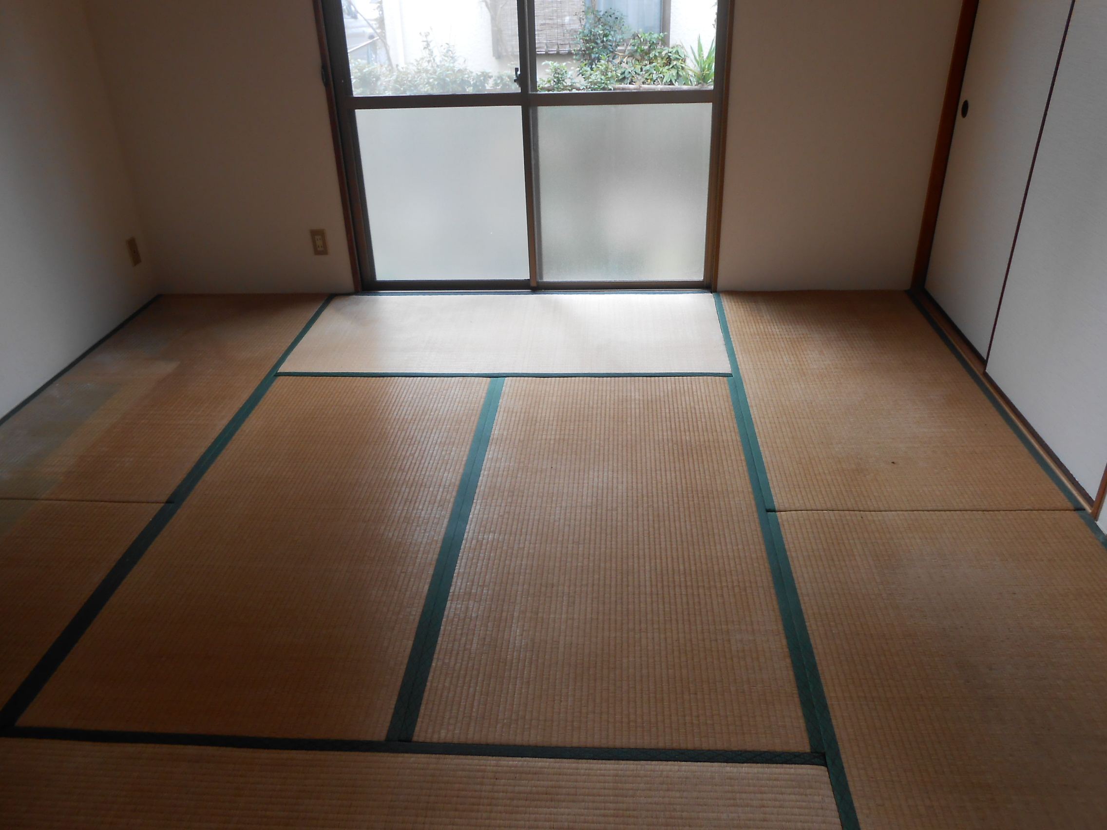 Living and room. South-facing Japanese-style room 8 tatami (straw matting sort ago)