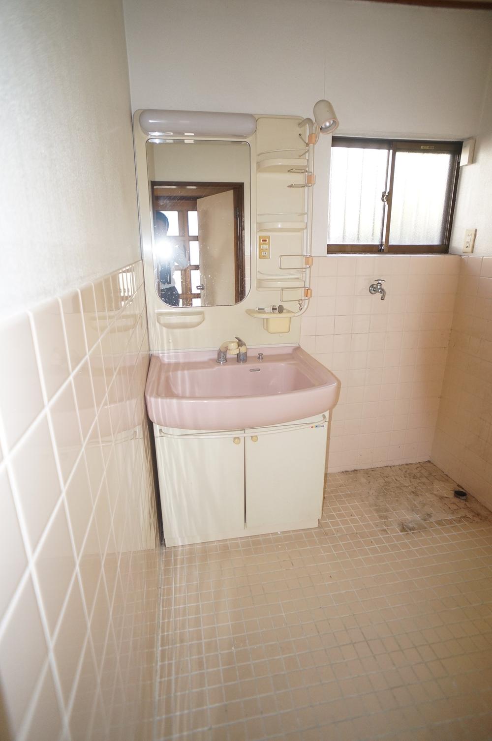 Wash basin, toilet. 1st floor: wash room