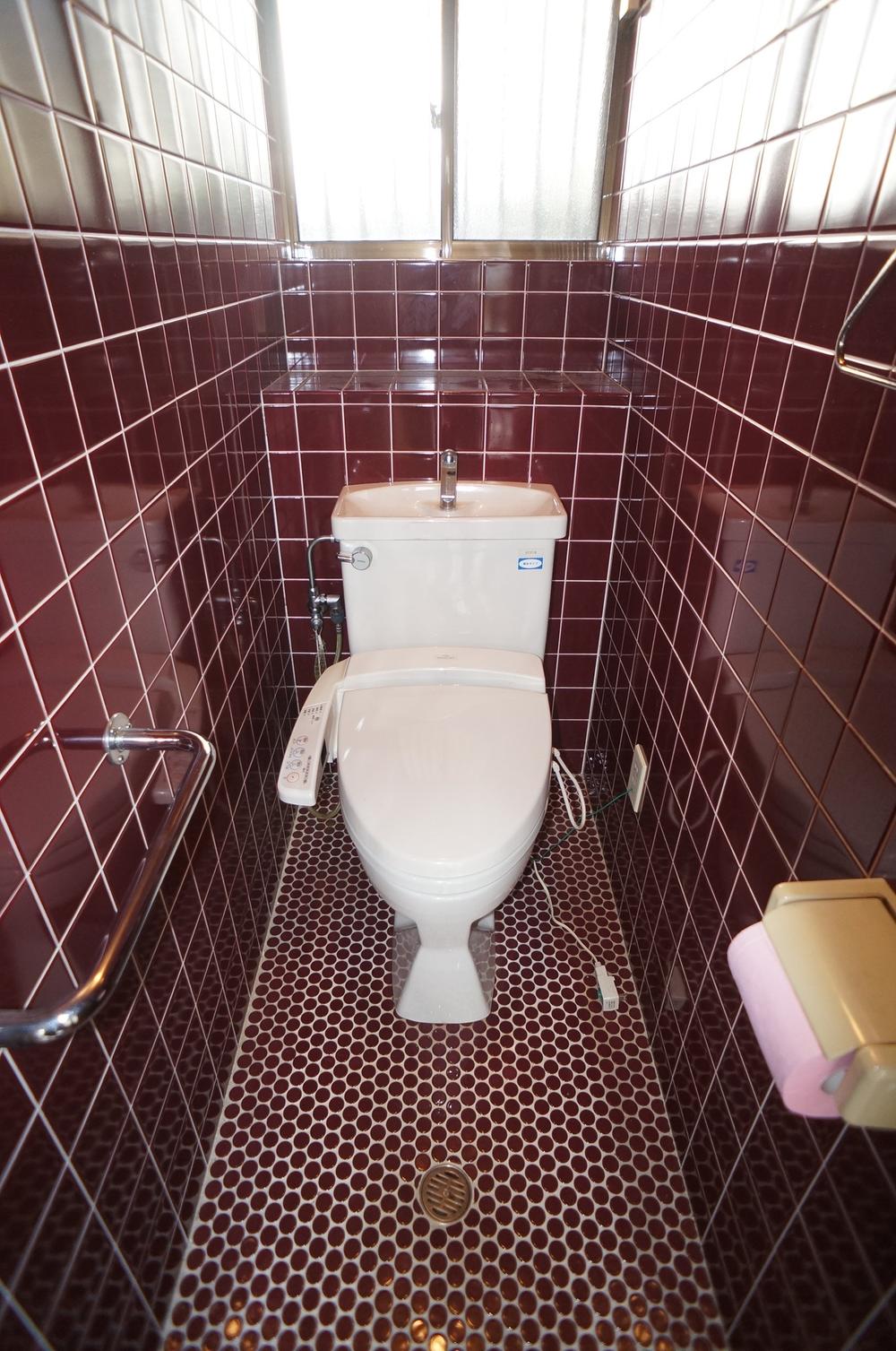 Toilet. 1st floor: toilet