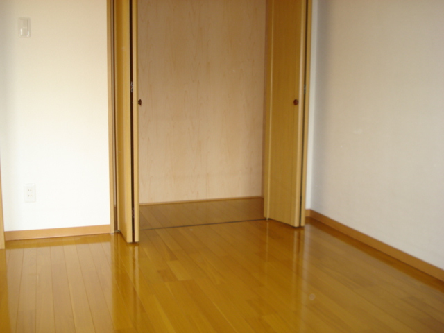 Living and room. 5.4 Pledge of Western-style rooms are equipped with closet!