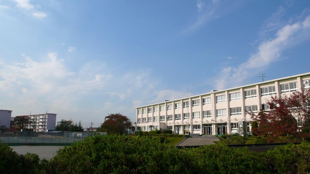 Junior high school. Fujiyamadai 590m until junior high school