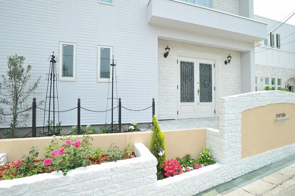 Model house photo. Accented with stone-clad is around the entrance, The outer wall Hebel power board. (Model house)
