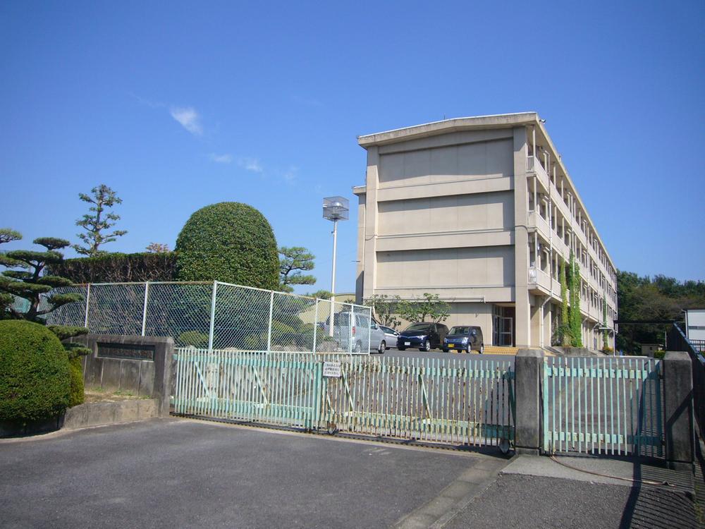Primary school. Kasugai Municipal Kakutaro to elementary school 1040m