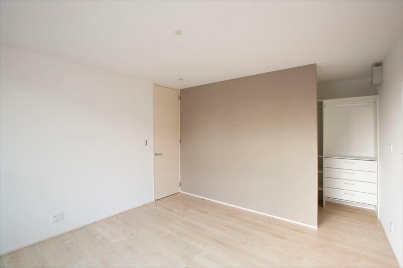 Non-living room. The main bedroom of 8 pledge using the B Building Master Bedroom accent Cross, I feel the calm.