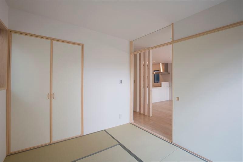 Non-living room. Japanese-style room that leads to the B building Japanese-style living and dining, Guests can fold the laundry, Petting also Hagukumeru space of the family while the housework. You can use it to, such as nap of children.