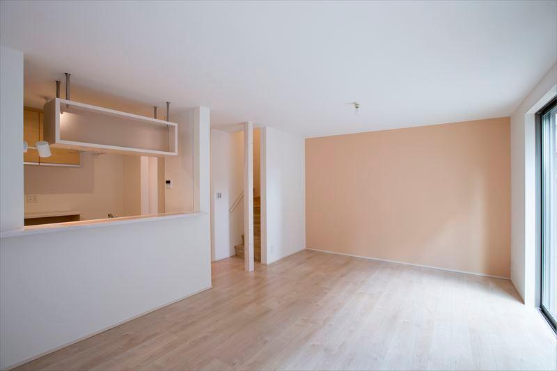 Living. Building C Living 1 ・ Staircase connecting the second floor, Disposed in a place through the living, Also momentum also conversation with nature more and more opportunities for family face-to-face.