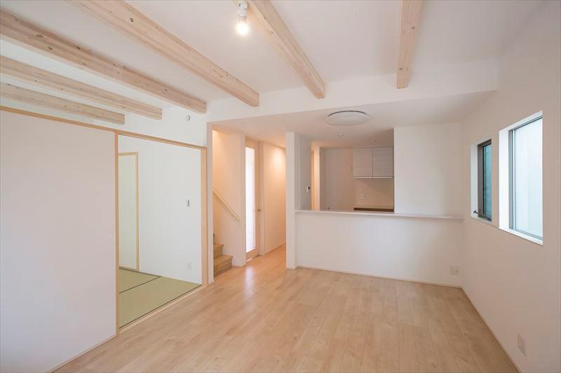 Living. Living room also leads to the Building D living face-to-face kitchen and Japanese-style, Ideal for family communication.