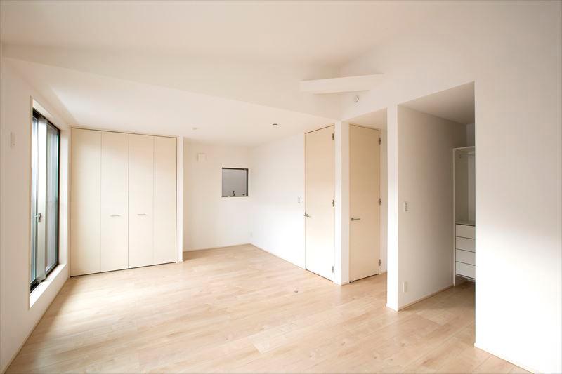 Non-living room. Building D Master Bedroom ・ By a Western-style two-door 1 Room, More widely, To be a multi-purpose use tailored to the lifestyle.