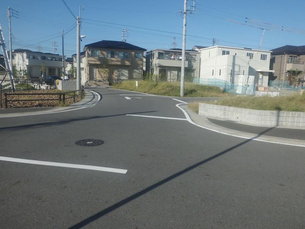 Local photos, including front road. Local (11 May 2012) is a local photo that contains the shooting front road. Road width is also widely, You can also have a margin, such as parking spaces.