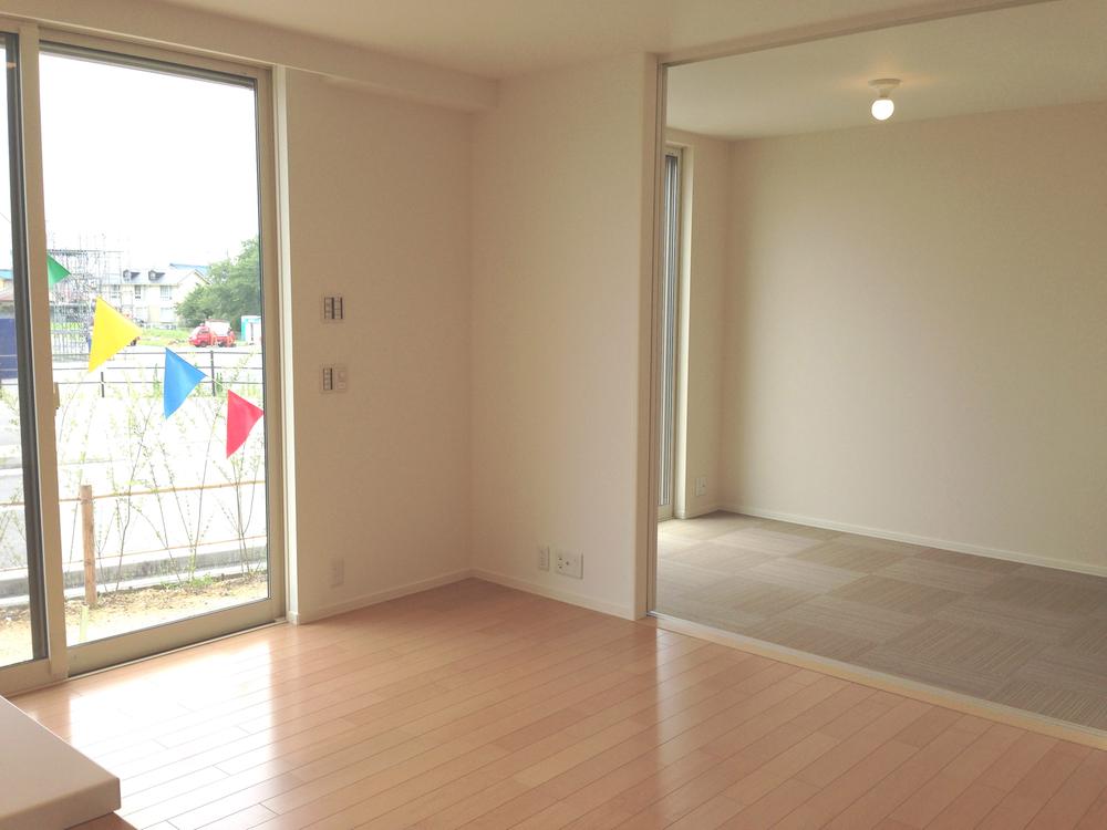 Living. Lot contains the light from the south side of the oversized window. LDK is, You can use Japanese and integrally To spacious.
