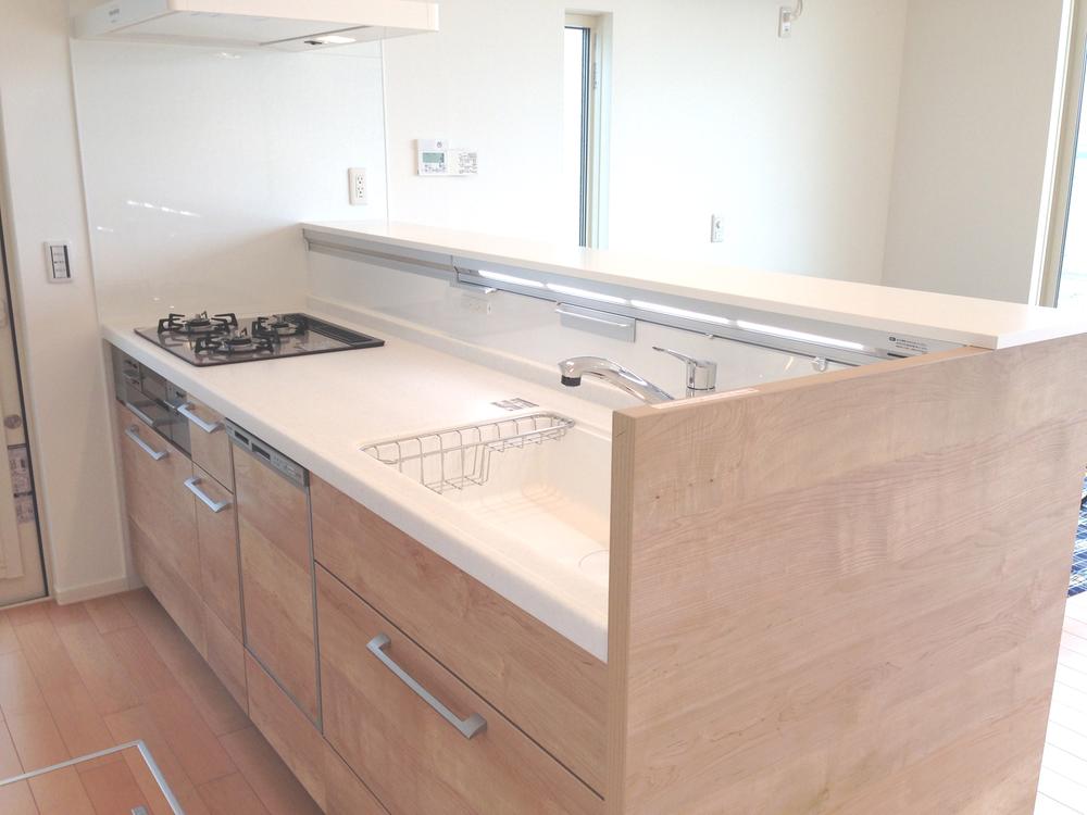 Kitchen. Indoor (July 2013) No. 22 land shooting This modern kitchen of wood tone.