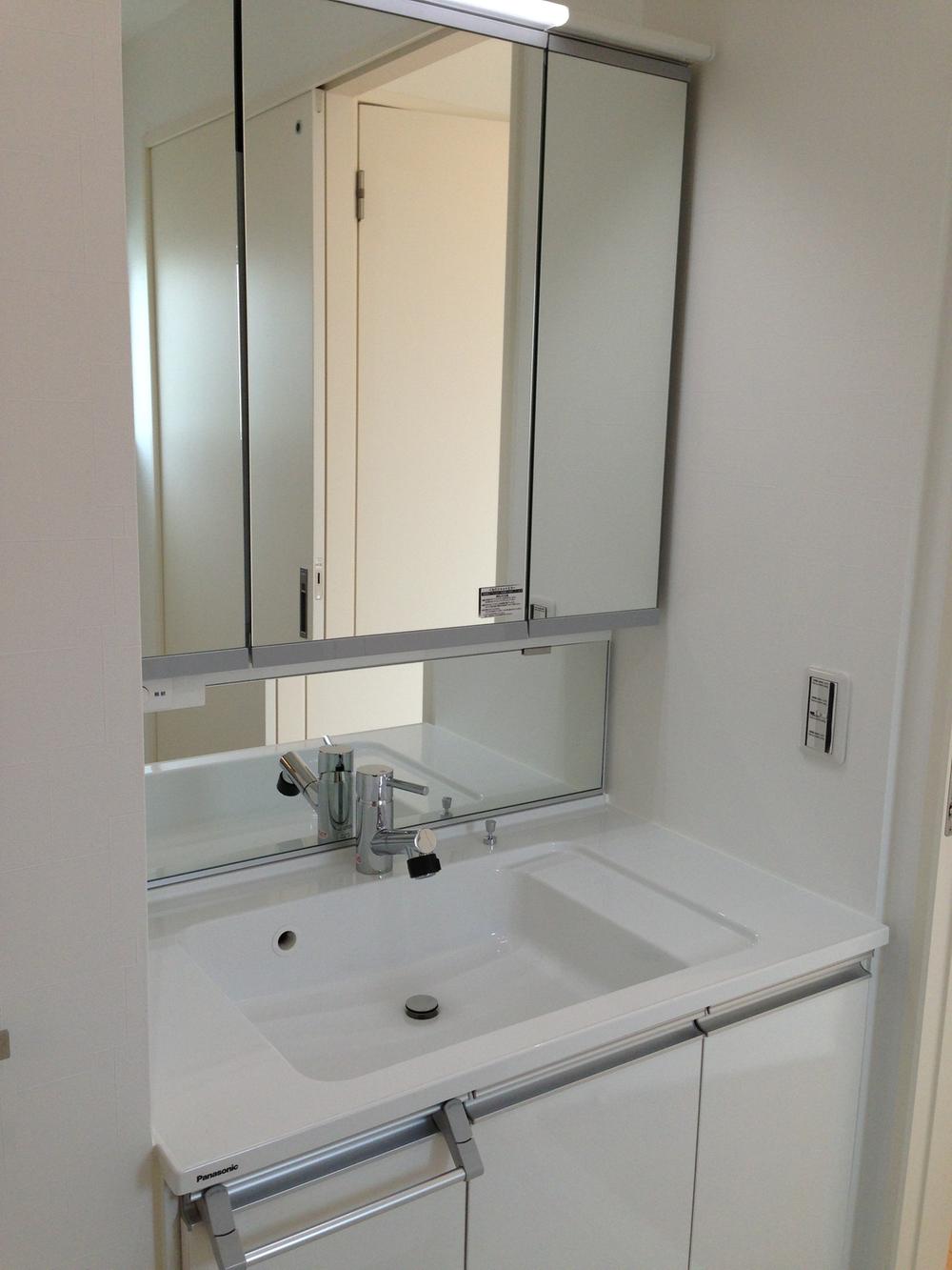 Wash basin, toilet. Indoor (July 2013) is the washstand of useful three-sided mirror in the shooting makeup. Water washing is the shampoo dresser.