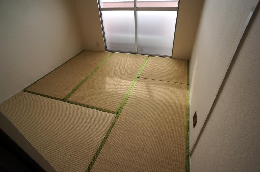 Non-living room. Japanese-style room 4.5 Pledge (south)