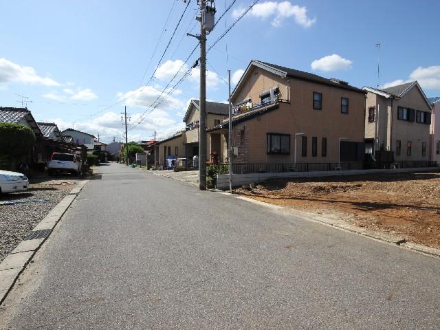 Local photos, including front road. Local photos, including the front road (from the east)