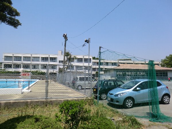 Junior high school. 600m to the east junior high school (junior high school)