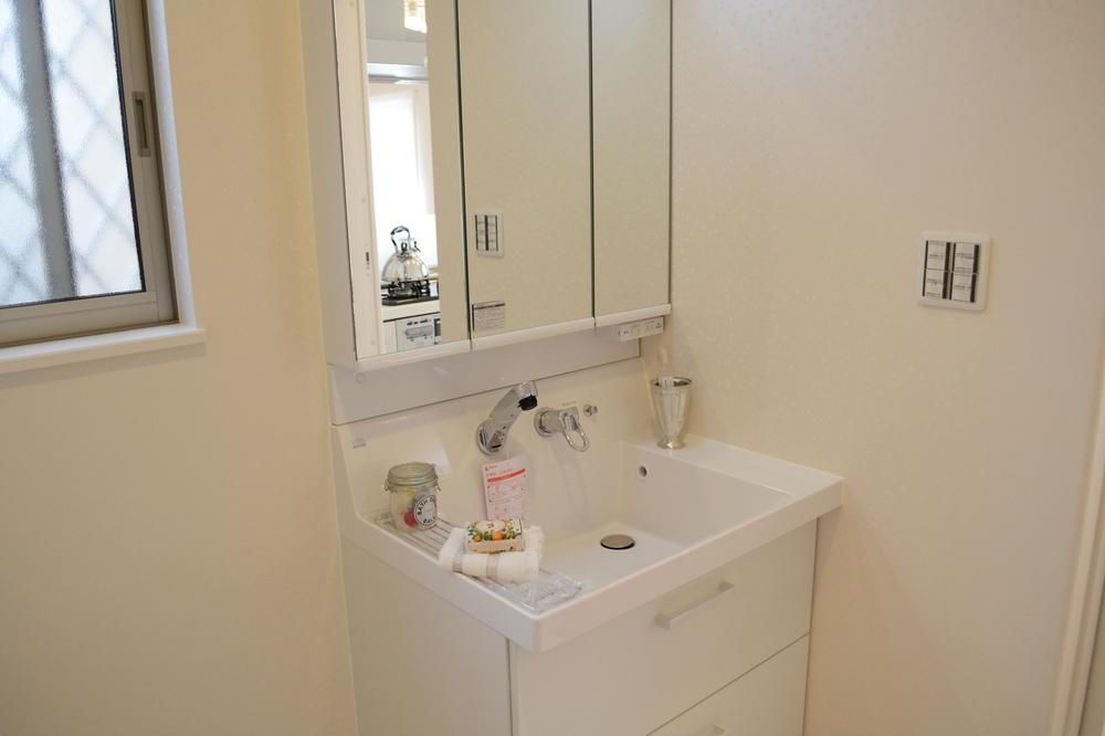 Wash basin, toilet. Wide three-sided mirror vanity