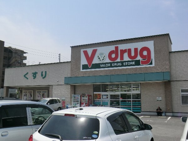 Dorakkusutoa. 500m to V drag (drugstore)