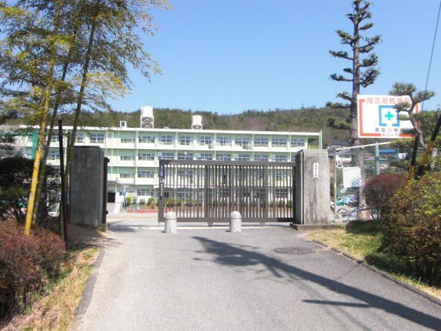 Primary school. It dais until the elementary school 890m