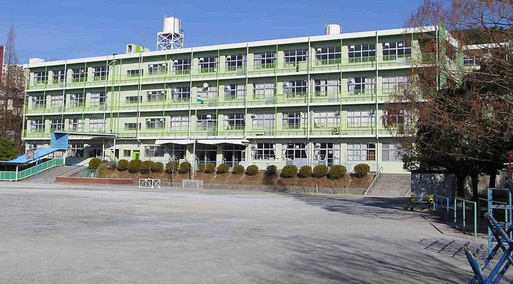 Primary school. Kasugai Municipal dais until the elementary school 1095m