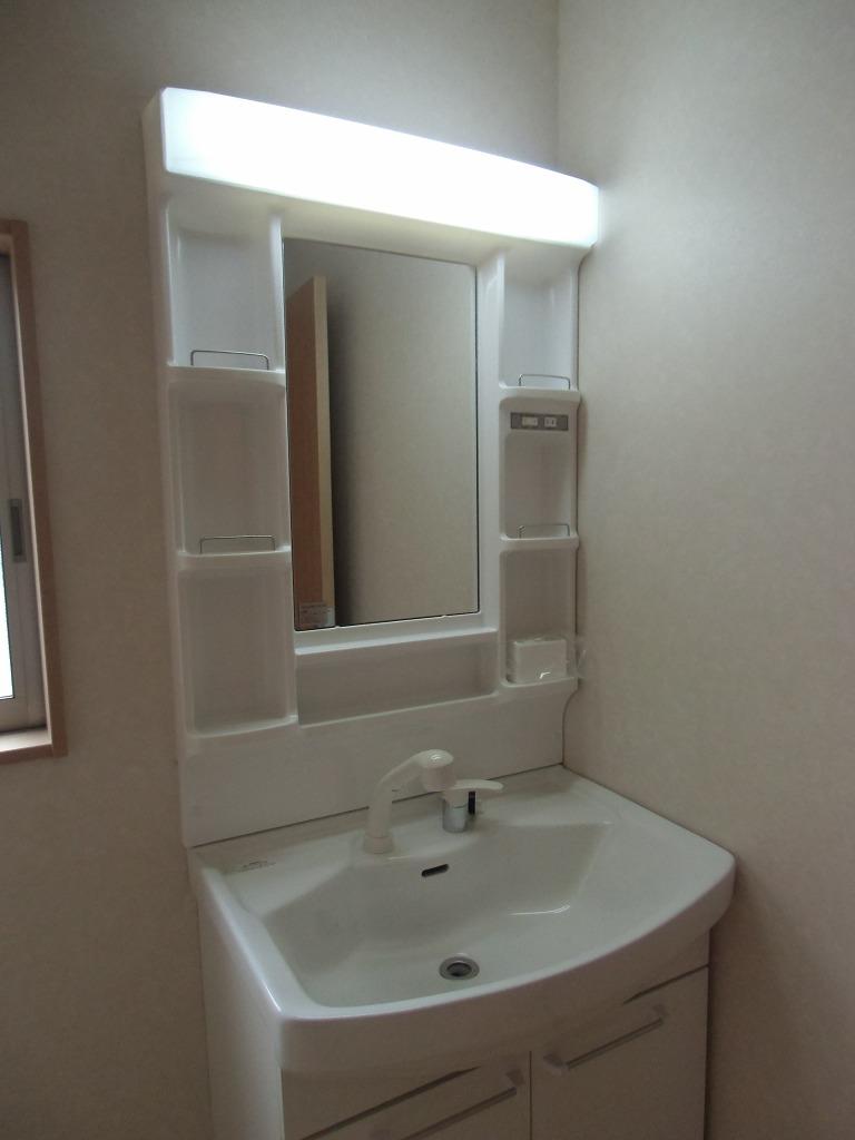 Wash basin, toilet. 2013.10.22 shooting