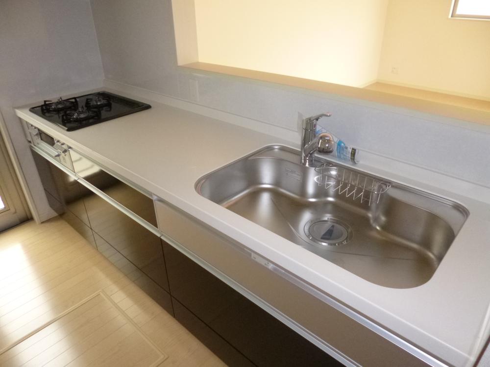 Kitchen. Building 2 Completion (July 5, 2013) Popular face-to-face kitchen!