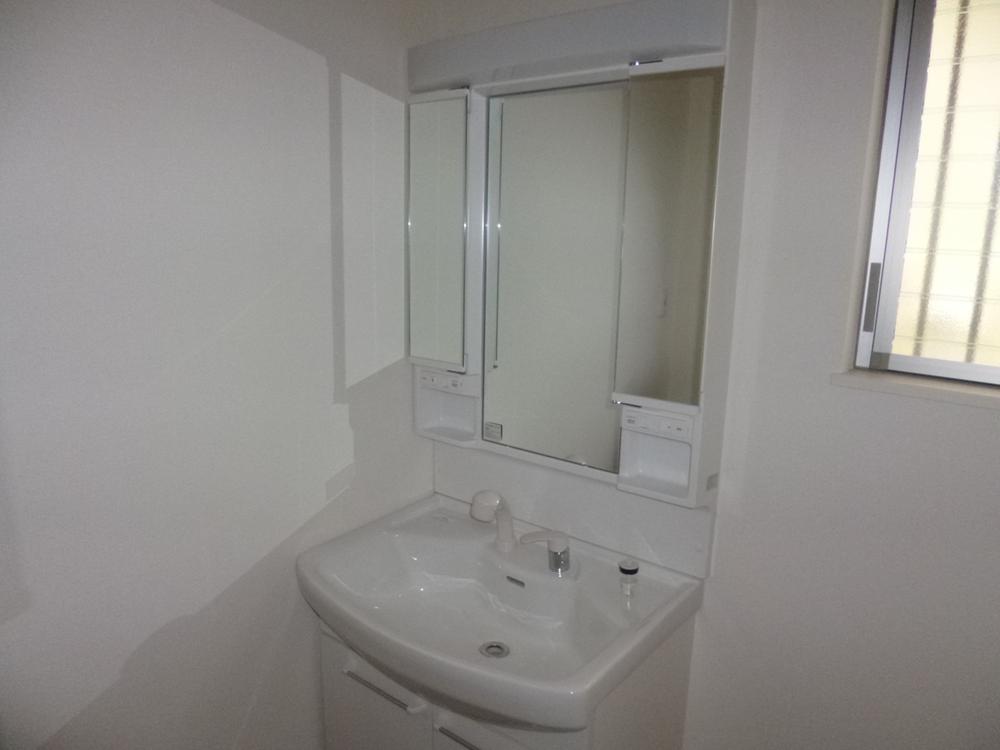 Wash basin, toilet. Building 2 Completion (July 5, 2013)