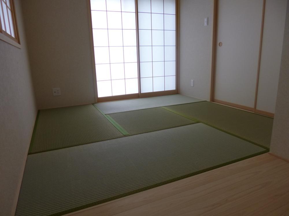 Non-living room. Building 2 Completion (July 5, 2013)