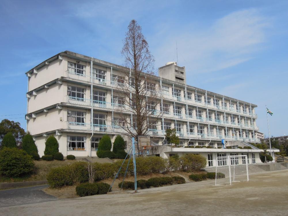 Primary school. Kasugai Municipal Iwanaridai to Nishi Elementary School 855m