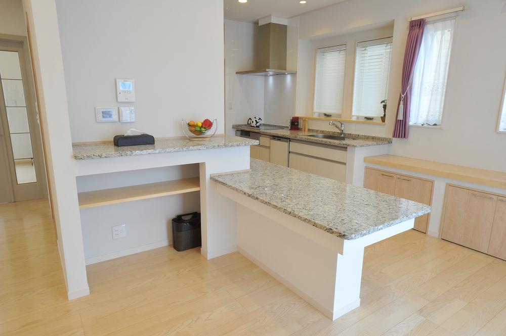 Model house photo. Popularity of natural granite kitchen ・ dining