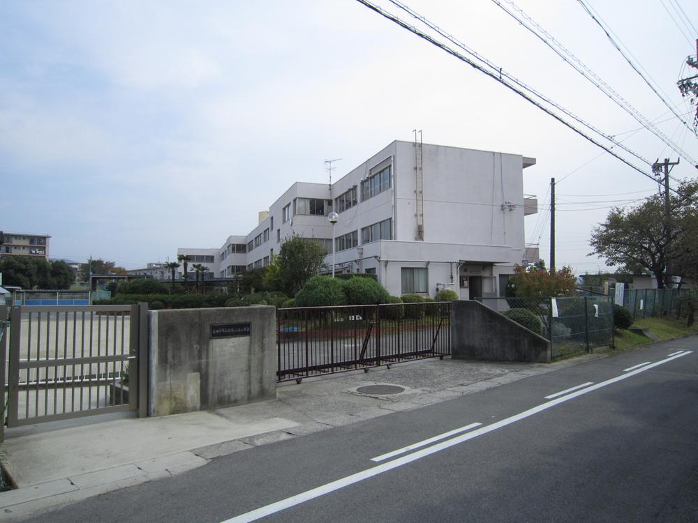 Primary school. 400m to the west Fujiyamadai elementary school