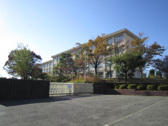 Junior high school. Takamoridai 900m until junior high school