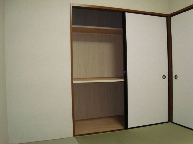 Receipt. Storage of Japanese-style room.