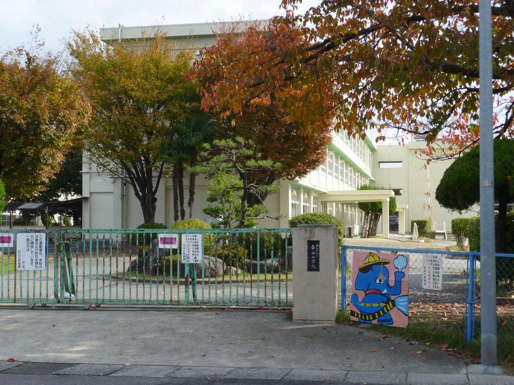 Primary school. 400m to Hakusan Elementary School