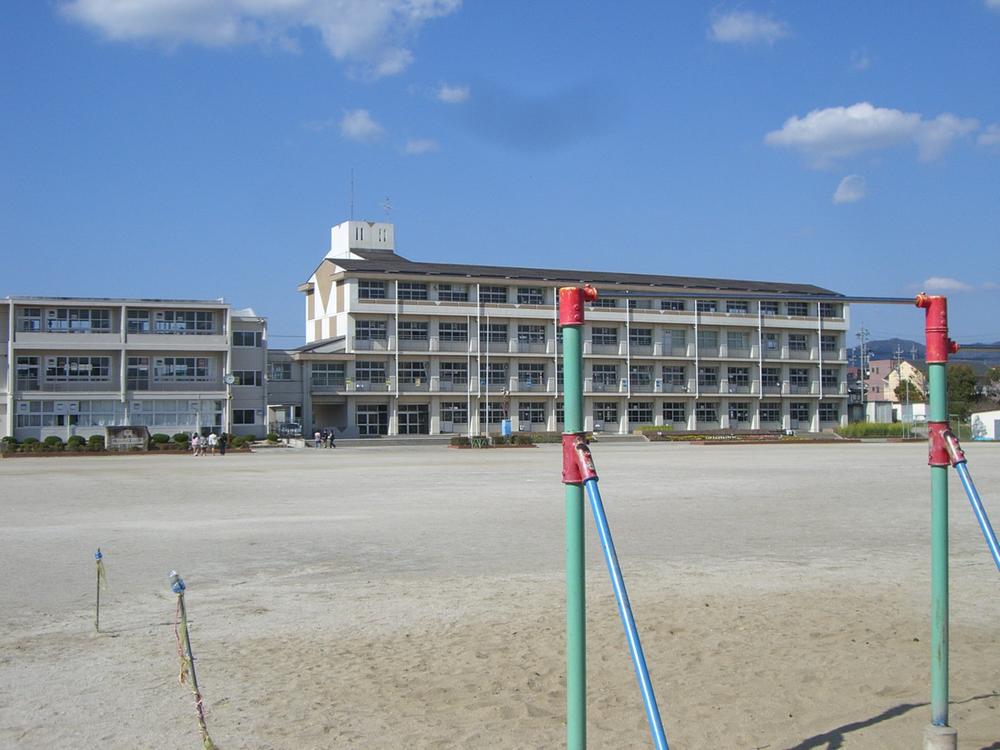 Primary school. 1420m to Fuji elementary school