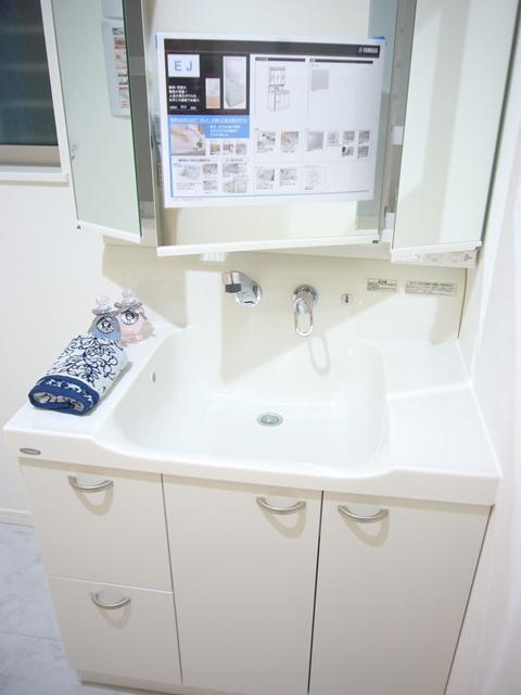 Wash basin, toilet. Washroom considering the housework flow line of mom. Dated undressing room heating, Cold season is also comfortable ☆ Atype Washroom