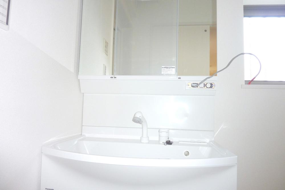 Wash basin, toilet. SHOOTING 1 Building room (10 May 2013)