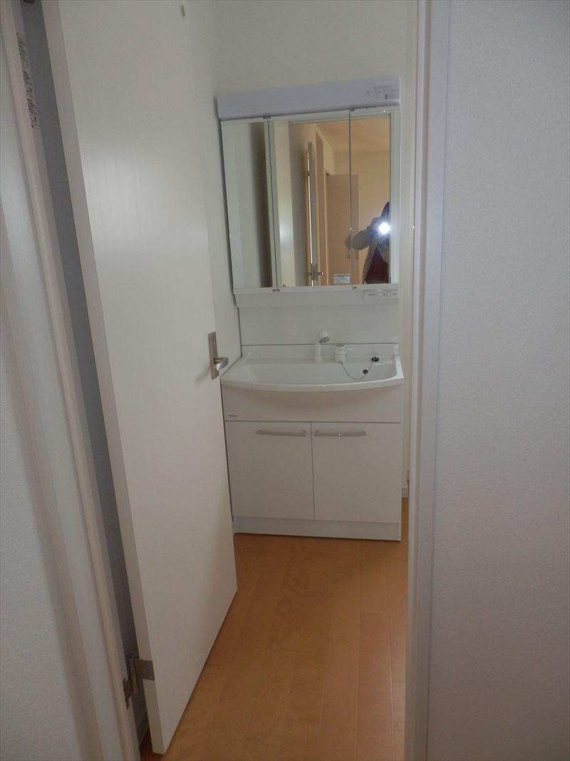 Wash basin, toilet