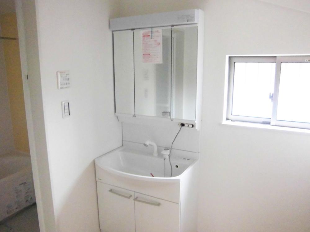 Wash basin, toilet. Toiletries: October 2013 shooting