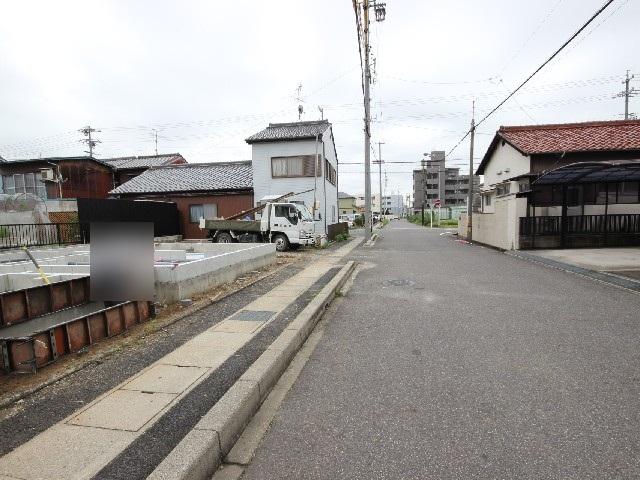 Local photos, including front road. Local photos, including the front road (from the west)