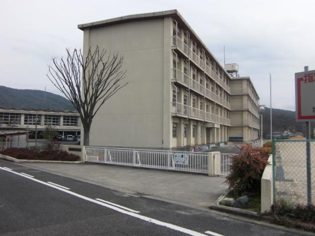 Primary school. Oshizawadai until elementary school 280m