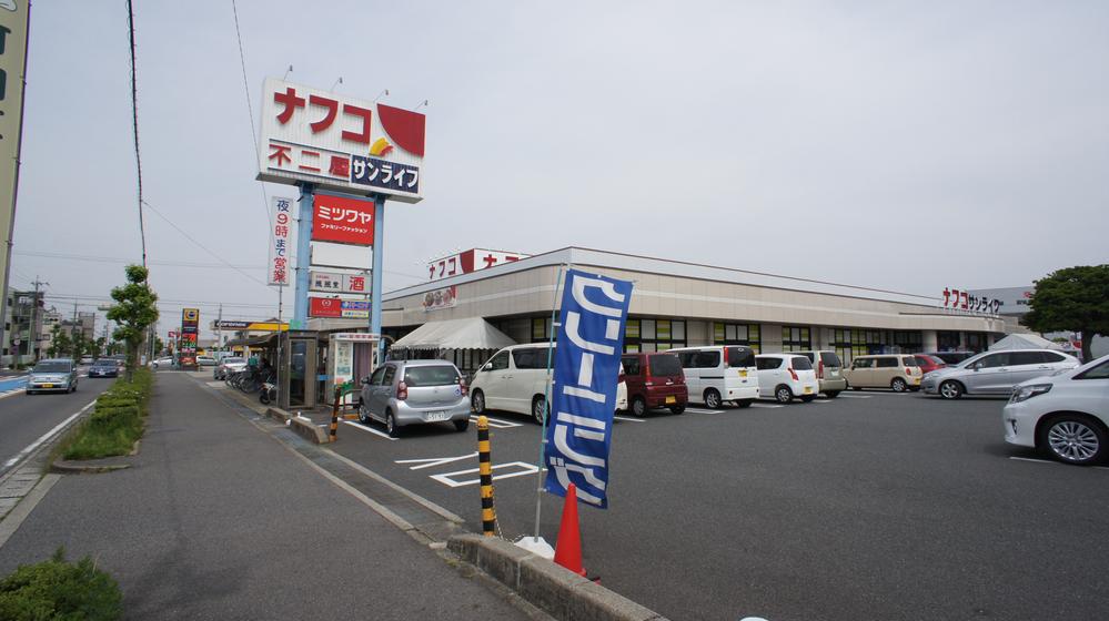 Supermarket. Nafuko Fujiya to Sun Life shop 787m